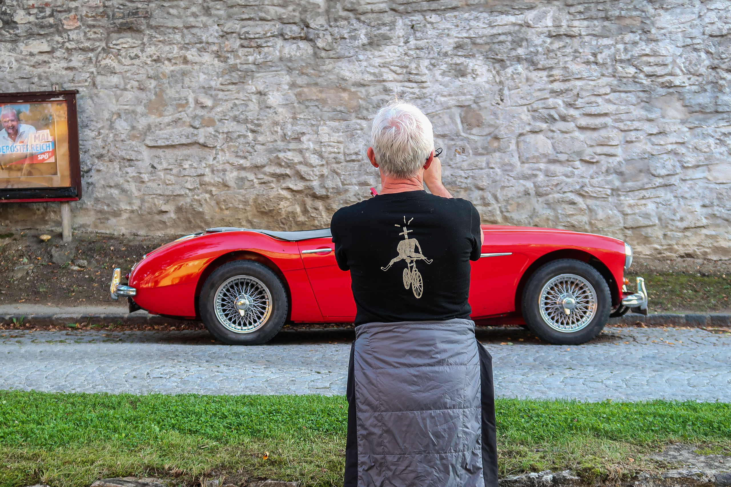 Abends an der Stadtmauer: ein roter Austin-Healey wird fotografiert